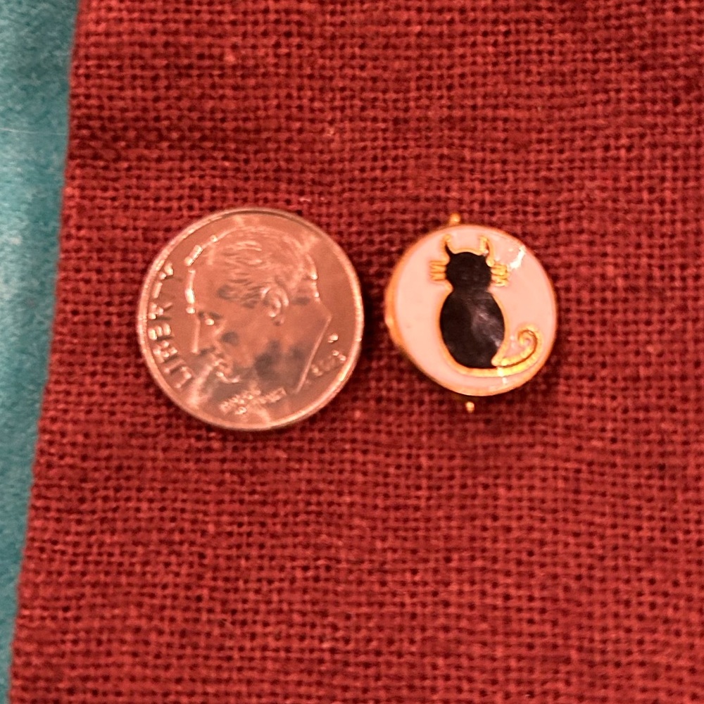 Enamel Cat Pin - Picture 3 of 4